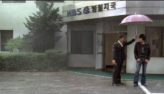 최곤(박중훈)의 곁을 떠난 박민수(안성기)가 다시 돌아와 최곤에게 우산을 씌워주는 엔딩 장면. 안성기가 제안한 것으로, ‘라디오 스타’의 명장면으로 꼽힌다.