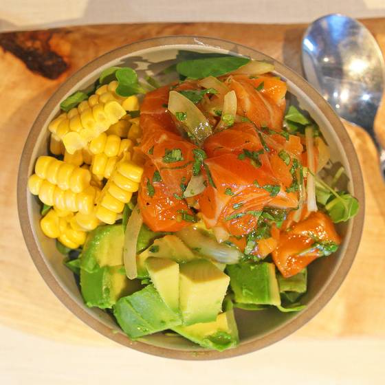 아삭한 초당 옥수수와 부드러운 아보카도, 쫄깃한 연어가 어우러져 맛있는 한 그릇이 완성됐다. 전유민 인턴기자