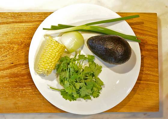 옥수수, 아보카도 등 원하는 제철 채소를 활용하면 된다.