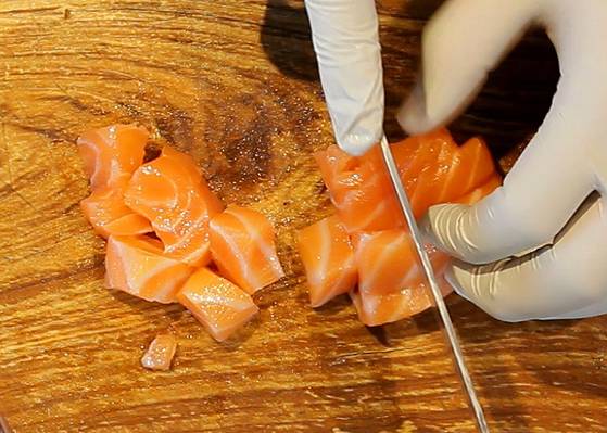 연어는 투박하게 깍뚝 썰기 한다.