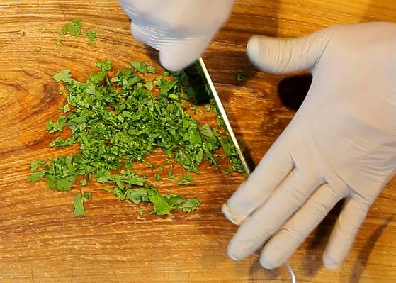 양파는 채 치고, 쪽파는 쫑쫑 썰고, 고수는 다진다.