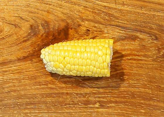 아삭한 옥수수는 식감을 좋게 한다. 삶아서 알만 떼어 내 준비한다.