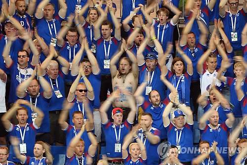 바이킹 박수' 응원 펼치는 아이슬란드 축구팬들 [AFP=연합뉴스]