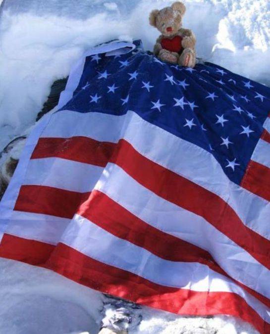 영국인 이안 우달은 2007년 5월 프랜시스 아르센티예프의 시신을 수습하기 위해 프랜시스의 사망 9년 만에 에베레스트에 올랐다. 그는 프랜시스에게 성조기를 덮어줬고 곰인형을 선물했다. 중앙포토