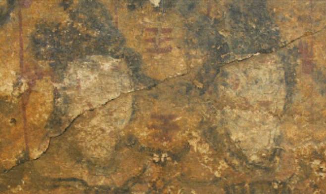 北朝鮮南浦市竜岡君にいる高句麗壁画古墳である ‘沃度里壁画墓’では初めで ‘王’(王) 者と ‘大’(台) 者が一緒に確認された. 写真の中二人の人物の間に ‘王’ 者が墨で書いている. 情景である延辺大教授・国立文化再演旧ソ提供