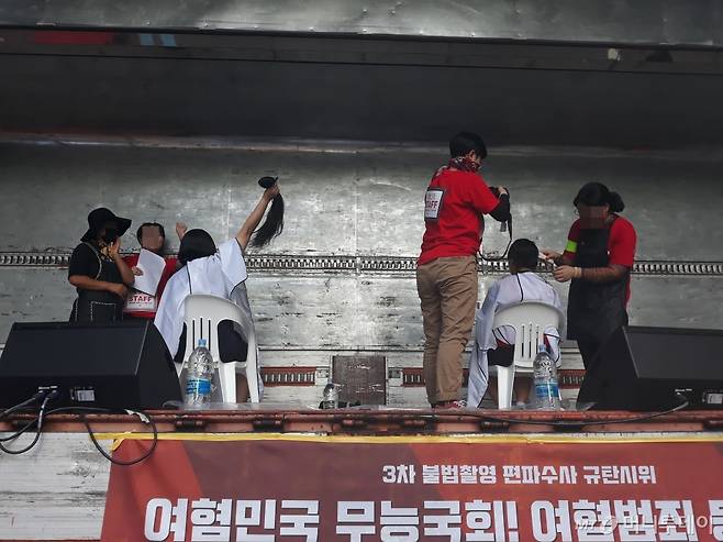 7일 오후 서울 이화사거리 부근에서 열린 '제3차 불법촬영 편파수사 규탄' 집회에서 여성 참가자들의 삭발식이 진행되고 있다. /사진=방윤영 기자