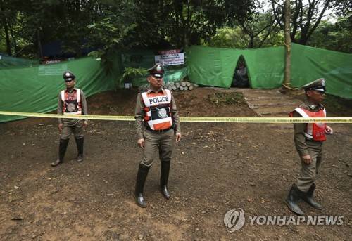 구조작업 시작된 태국 동굴 입구 [AP=연합뉴스]