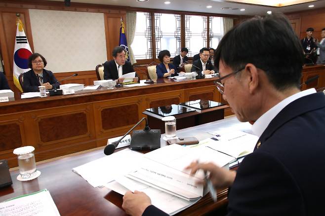 이낙연 국무총리가 9일 오후 서울 세종로 정부서울청사에서 열린 소비자정책위원회에서 발언하는 동안 김상조 공정거래위원장이 참석해 있다. (사진=연합뉴스)