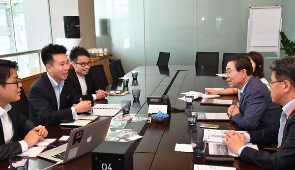 박원순 서울시장이 지난 8일 오후 싱가포르 마리나베이샌즈 컨벤션센터에서 열린 ‘북한 창업교육 엔지오 간담회’에서 민간단체 조선교류 관계자들과 환담을 나누고 있다. 사진 서울시 제공