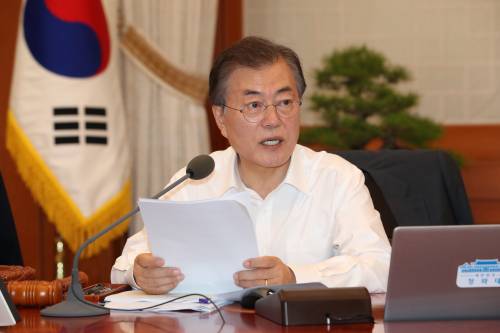 문재인 대통령이 지난 3일 오전 청와대 세종실에서 2018년도 제29회 국무회의를 주재하고 있다. 이날 문 대통령은 경찰의 ‘홍익대 남성 누드모델 몰래카메라 사건’ 수사가 성 편파적이지 않았다고 말했다. 뉴시스
