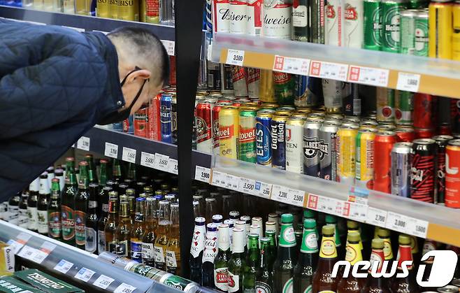 서울 시내의 한 대형마트에서 한 소비자가 수입맥주를 고르고 있다.  /뉴스1 © News1 구윤성 기자