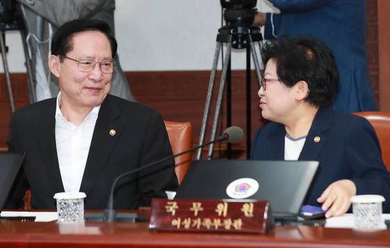 송영무 국방부 장관(왼쪽)과 정현백 여성가족부 장관이 10일 정부서울청사에서 열린 국무회의에 참석해 대화하고 있다. [연합뉴스]