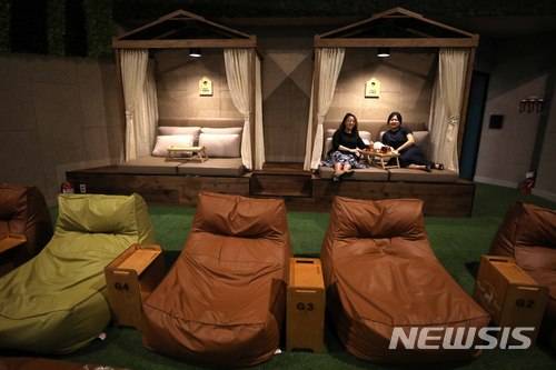 【서울=뉴시스】고범준 기자 = 10일 오전 서울 광진구 CGV강변점에서 'CGV 20주년 영화산업 미디어포럼'이 진행되고 있다. 사진은 지난 6일 개관한 자연 콘셉트의 잔디 슬로프 특별관 씨네&포레 모습.  CJ CGV는 1998년 서울 구의역에 국내 최초의 멀티플렉스인 CGV 강변을 개관, 20년동안 국내 영화시장을 선도해왔다. 프리미엄 상영관 골드클래스, 씨네드쉐프, IMAX, 독립-예술 영화 전용관 CGV아트하우스 등 다양한 콘셉트의 상영관을 도입해 영화관람문화의 변화를 이끌었다. 2018.07.10. bjko@newsis.com