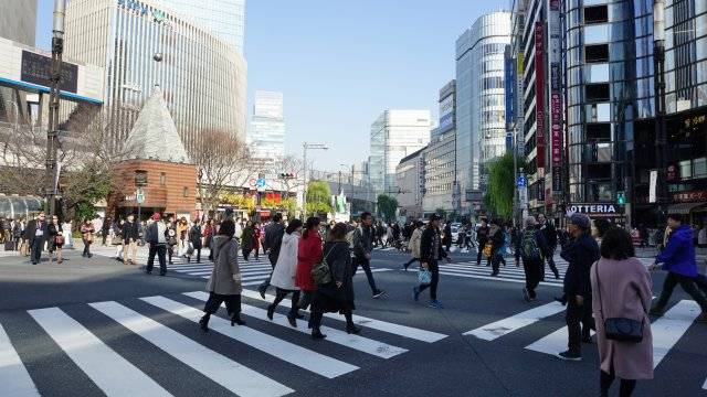 일본 도쿄 스키야바시교차로의 전방향 횡단보도를 보행자들이 건너고 있다. 전방향 횡단보도는 보행자가 짧은 시간에 최단거리로 길을 건널 수 있어 보행자에게 친화적인 횡단보도로 쓰이고 있다. 도쿄=서형석 기자 skytree08@donga.com