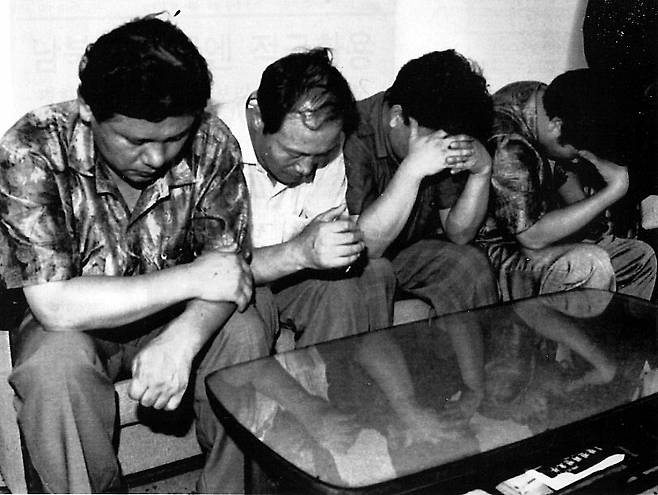 충남도경에 집단 자수한 오대양 직원 김아무개씨 등이 경찰조사를 받기 위해 대기하고 있다. 이들은 '오대양사건'의 핵심인물로 경찰의 추적을 받아오던 오대양 총무과장 노아무개씨가 사건 전에 이미 직원들의 집단폭행에 의해 살해 암장됐다고 진술했다. <한겨레> 자료 사진.