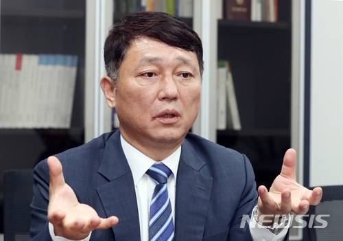 【서울=뉴시스】이종철 기자  =  10일 오후 서울 여의도 국회 의원회관에서 더불어민주당 최재성 의원이 뉴시스와 인터뷰를 갖고 당 대표 출마의 입장을 말하고 있다. 2018.07.10.  jc4321@newsis.com