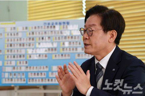 취임 10일째를 맞은 이재명 경기도지사가 11일 오전 경기도 수원 경기도청 집무실에서 CBS노컷뉴스와의 인터뷰에서 자신의 견해를 밝히고 있다.(사진=황진환기자)