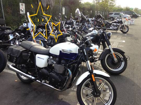 LA 이글라이더 주차장에 세워진 본네빌.