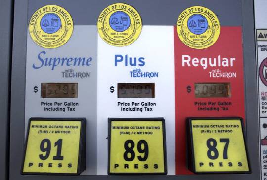 LA의 전형적인 주유기, 3종의 기름 중 택하도록 돼 있습니다/사진=구글 검색