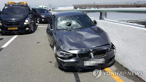 김해공항 BMW 질주사고 영상 공개…피해자 이틀째 의식없어 [부산지방경찰청 제공=연합뉴스]