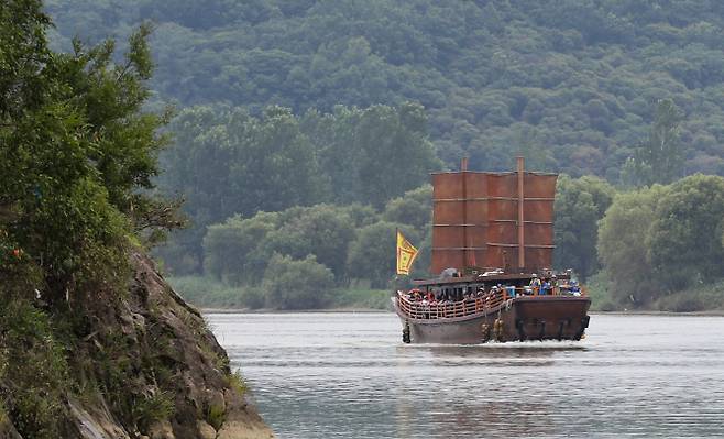 낙화암 아래 금강을 지나는 황포돛배. 고란사 아래 선착장에서 탑승하면 구드래 나루터까지 갈 수 있다. (사진=뉴시스)