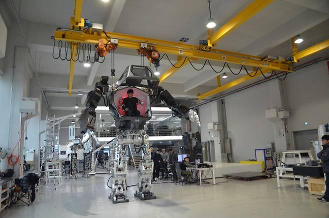 한국미래기술이 개발한 탑승형 로봇 ‘메소드’. 키 4m 정도로 인간이 탈 수 있는 보행로봇 중 가장 큰 크기를 자랑한다.