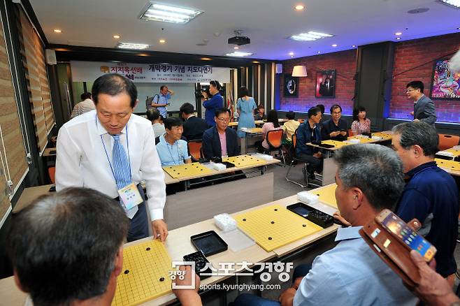 지지옥션배 개막경기 대국 전 열린 지도다면기에서 양상국 9단이 아마추어 바둑팬들과 승부를 벌이고 있다.