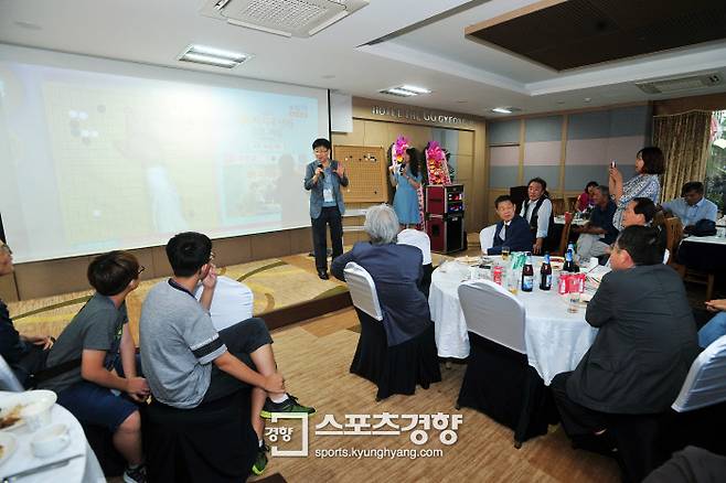 한철균 8단과 이다혜 4단의 공개해설이 진행되고 있다.