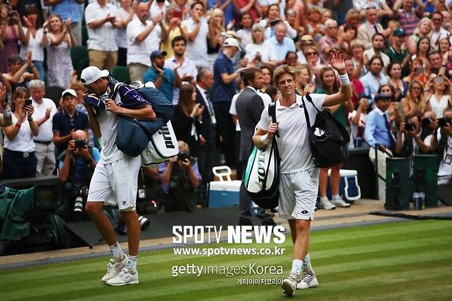▲ 6시간 36분간 펼쳐진 경기를 마친 뒤 관중들의 기립 박수를 받고 있는 케빈 앤더슨(오른쪽)과 존 이스너 ⓒ Gettyimages