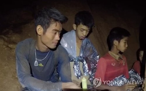 끝까지 버틴 엑까뽄 코치 [연합뉴스 자료 사진]