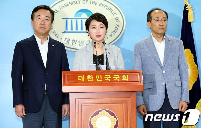 이언주 바른미래당 의원(가운데)과 자유한국당 김종석, 추경호 의원이 15일 오후 서울 여의도 국회 정론관에서 자유한국당-바른미래당 의원들이 참여하는 '시장경제살리기연대' 출범 기자회견을 하고 있다.  뉴스1 © News1 박정호 기자