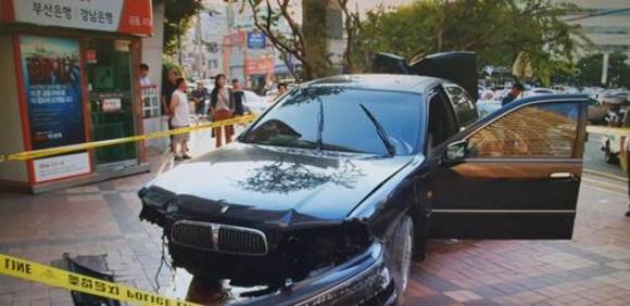 A씨가 몰았던 SM5 차량. A씨는 14일 부산 동구 범일동 아파트 단지에서 후진 중 20대 경비원을 들이받았다. /부산지방경찰청 제공