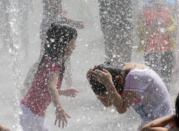 서울 기온이 33도까지 오르는 등 전국적으로 폭염 특보가 발효된 15일 서울 성동구 서울숲 바닥분수를 찾은 어린이들이 물놀이를 즐기고 있다. / 성형주 기자