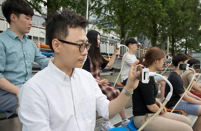 5G 근간 기술 중 하나인 대량 다중입출력안테나(Massive MIMO)를 활용해 인구가 밀집된 대형 경기장에서도 끊김 없이 데이터 전송이 가능한 '5G 스타디움' 솔루션 시연 모습/사진=삼성전자
