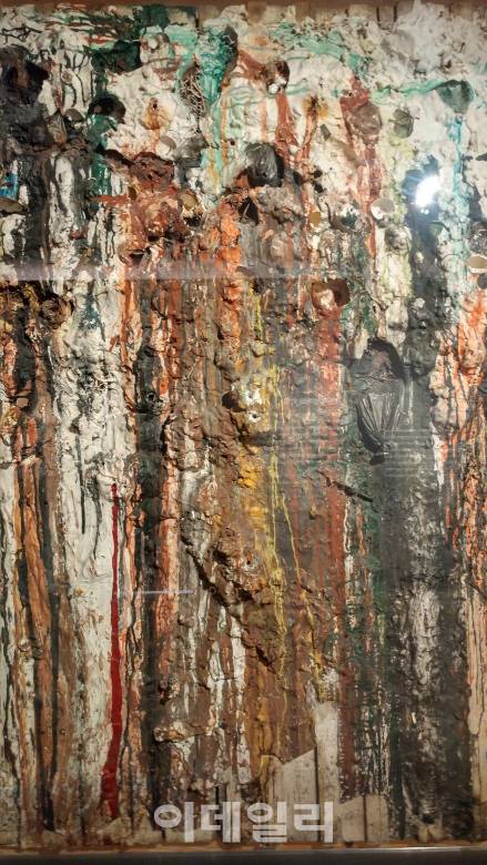 니키 드 생팔의 ‘스웨덴 TV프로그램을 위한 사격회화’(1961)의 일부. 물감을 담은 철망을 숨긴 석고작품을 향해 총을 쏘는 이른바 ‘사격회화’ 퍼포먼스를 통해 만들어졌다(사진=오현주 문화전문기자).