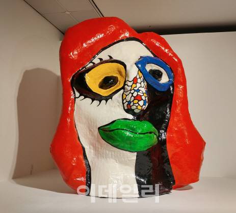 니키 드 생팔의 ‘거대한 얼굴’(1970). 반은 하얗고 반은 검은, 눈 색깔도 다르고 표정도 어긋난 245㎝ 높이의 두상은 한 여성이 대조적인 두 얼굴을 가질 수 있다는 생각을 형상화했다(사진=오현주 문화전문기자).
