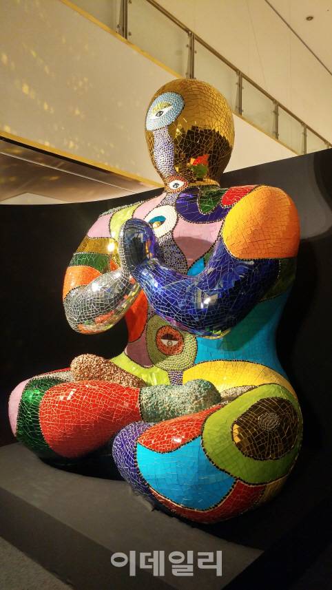 니키 드 생팔의 ‘부처’(1999). 1998년 요코를 찾아 일본을 처음 방문한 생팔이 교토의 한 사원에서 본 부처상에 영감을 얻어 제작했다. 3m의 부처는 색유리·세라믹의 화려한 모자이크를 입었다(사진=오현주 문화전문기자).