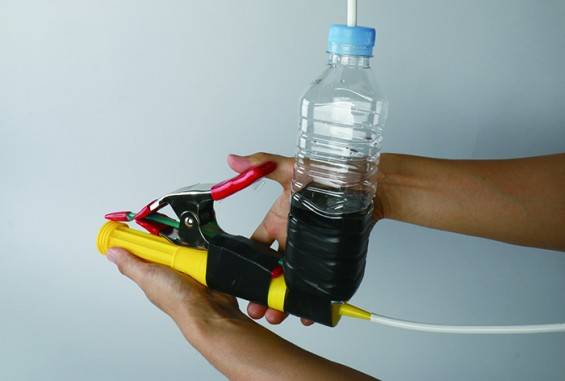 빨대를 막고 있는 젭게를 풀면&nbsp;물병에 있던 물이 빨대를 통해 강하게 발사된다.