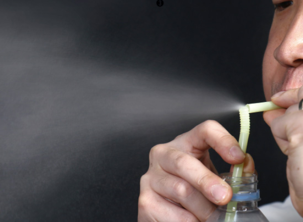 짧은 빨대를 불면 스프레이처럼 물이 분사된다