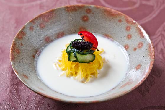 콩 국물을 곁들인 호박국수. [중앙포토]