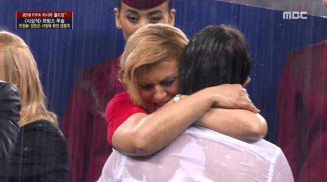 크로아티아 키타로비치 대통령이 대표팀 감독 및 선수들을 안아주고 있다. 사진=MBC 방송화면 갈무리
