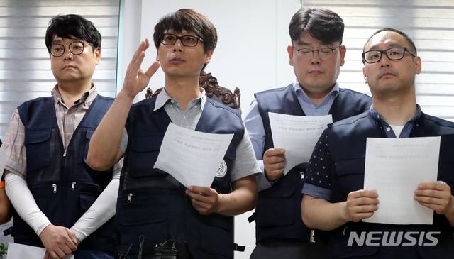 【서울=뉴시스】김진아 기자 = 내년도 최저임금 인상안에 반발하고 있는 전국편의점가맹점협회 관계자들이 16일 서울 성북구 전국편의점가맹점협회 사무실에서 기자회견을 통해 최저임금 인상 공동대응책을 발표하고 있다. 이날 회의에서는 월 1회 공동휴업과 심야할증 도입, 종량제 봉투와 교통카드 충전 등에 대한 카드 결제 거부 등의 방안이 논의될 예정이다. 2018.07.16. photo@newsis.com