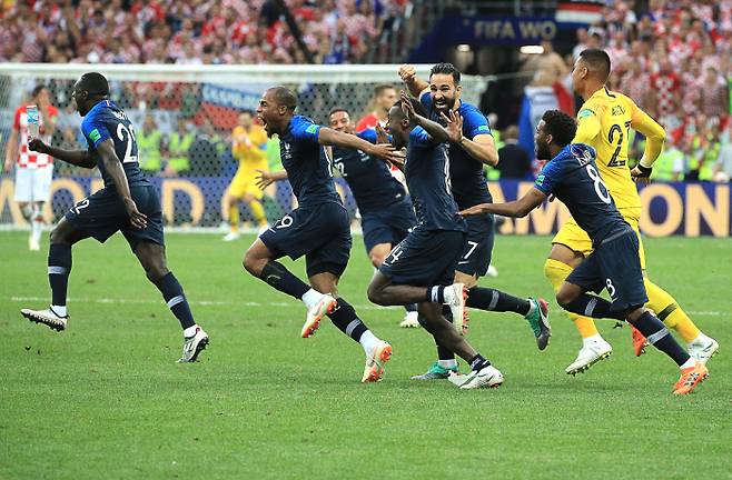 2018 러시아월드컵 우승을 확정지은 프랑스 선수들이 그라운드를 내달리며 세리머니를 펼치고 있다. 모스크바 | 타스연합뉴스