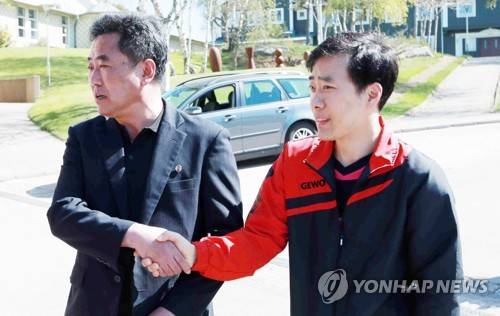 악수하는 유남규 감독과 주정철 북한선수단장 (서울=연합뉴스) 6일(현지시간) 오전 스웨덴 할름스타드의 선수단 숙소인 틸뢰산드 호텔에서 열린 북한 선수단 환송 행사에서 유남규 감독(오른쪽)과 주정철 북한선수단장이 악수를 하고 있다. 2018.5.7 [대한탁구협회 제공=연합뉴스] photo@yna.co.kr
