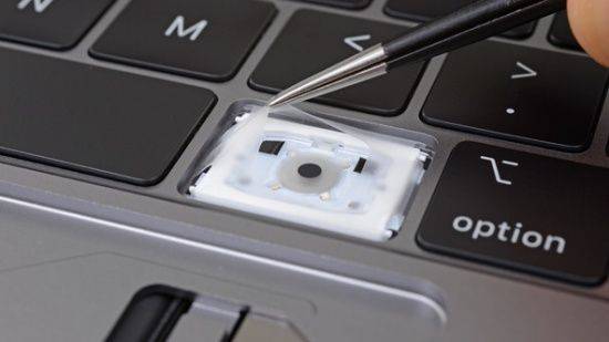 애플이 13·15인치 맥북프로 터치바 모델에서 선보인 새 키보드는 2018년 모델 전용인 것으로 드러났다. (사진=아이픽스잇)