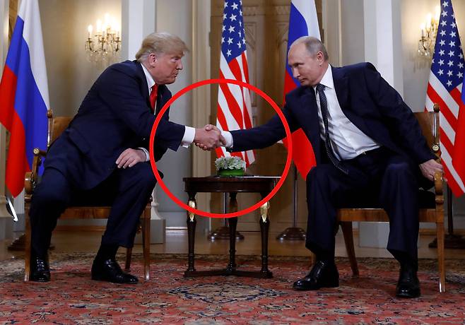 16일 오후 2시(한국시간 오후 8시) 도널드 트럼프 미국 대통령이 블라디미르 푸틴 러시아 대통령과 역사적인 첫 정상회담을 했다. 정상회담은 핀란드 수도인 헬싱키의 대통령궁에서 열렸다. 이날 푸틴의 손은 트럼프 쪽으로 끌려가지 않았다.[로이터=연합뉴스]