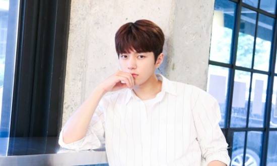 댓글 반응을 하나하나 읽어본다는 김명수(사진=울림엔터테인먼트 제공)