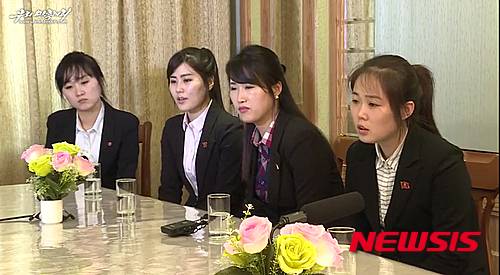 【서울=뉴시스】북한의 대남선전 매체인 우리민족끼리 TV는 지난 24일 홈페이지에 '집단탈북 사건의 비열한 음모를 까밝힌다' 라는 제목의 동영상을 게재했다. 이 영상에는 탈북한 중국 북한식당 종업원들과 함께 근무한 동료들의 인터뷰가 담겨있다. 이들은 "남한과 결탁한 지배인의 꾀임에 동료들이 속아 넘어갔다"라며 주장했다. 사진은 탈북한 종업원들과 같은 식당에서 일했다는 여성들이 인터뷰를 하는 모습. 2016.04.25. (사진=우리민족끼리 TV 캡쳐) photo@newsis.com