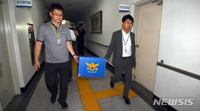 【광주=뉴시스】신대희 기자 = 17일 광주 서부경찰서에서 경찰관들이 사립고교 3학년 시험지 유출사건과 관련한 압수수색물을 들고 사무실로 이동하고 있다. 2018.07.17. sdhdream@newsis.com