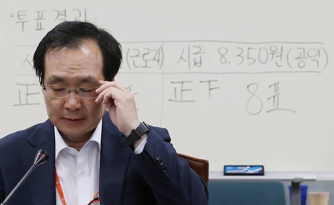 지난 14일 새벽 정부세종청사 고용노동부에서 열린 최저임금위원회 전원회의에서 내년도 최저임금이 확정돼 류장수 위원장이 굳은 표정으로 브리핑을 하고 있다. 내년도 최저임금이 올해보다 10.9% 오른 시간당 8350원으로 결정됐다. 2018.7.15 연합뉴스